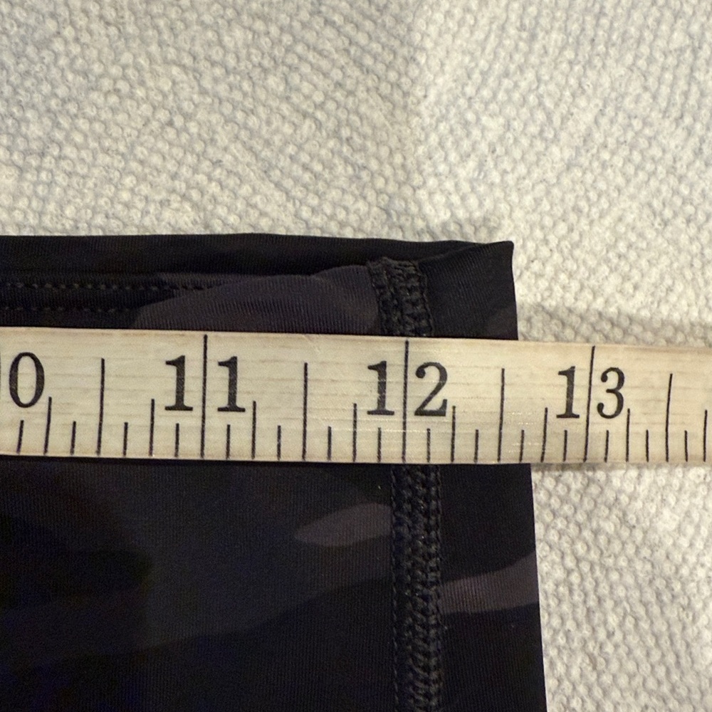 Athleta Black/Gray Camo Ultimate Stash
Pocket Camo 7/8 Tights Size Small - Picture 6 of 11